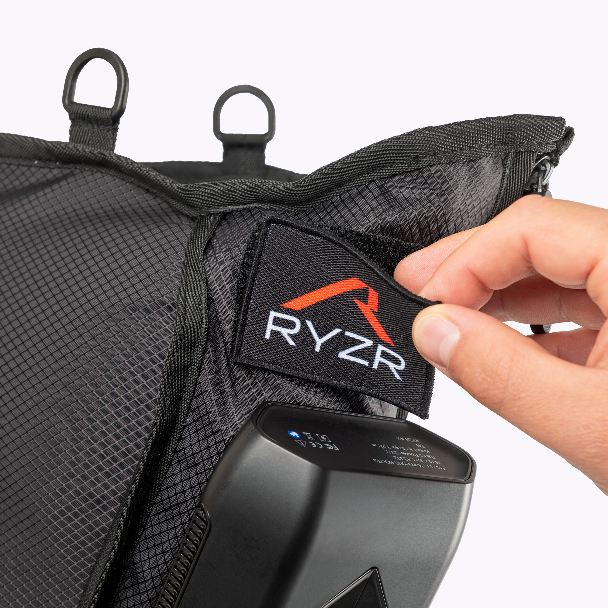 RYZR AIRBOOTS personalisierbare Kompressionsstiefel durch Klett-Badge