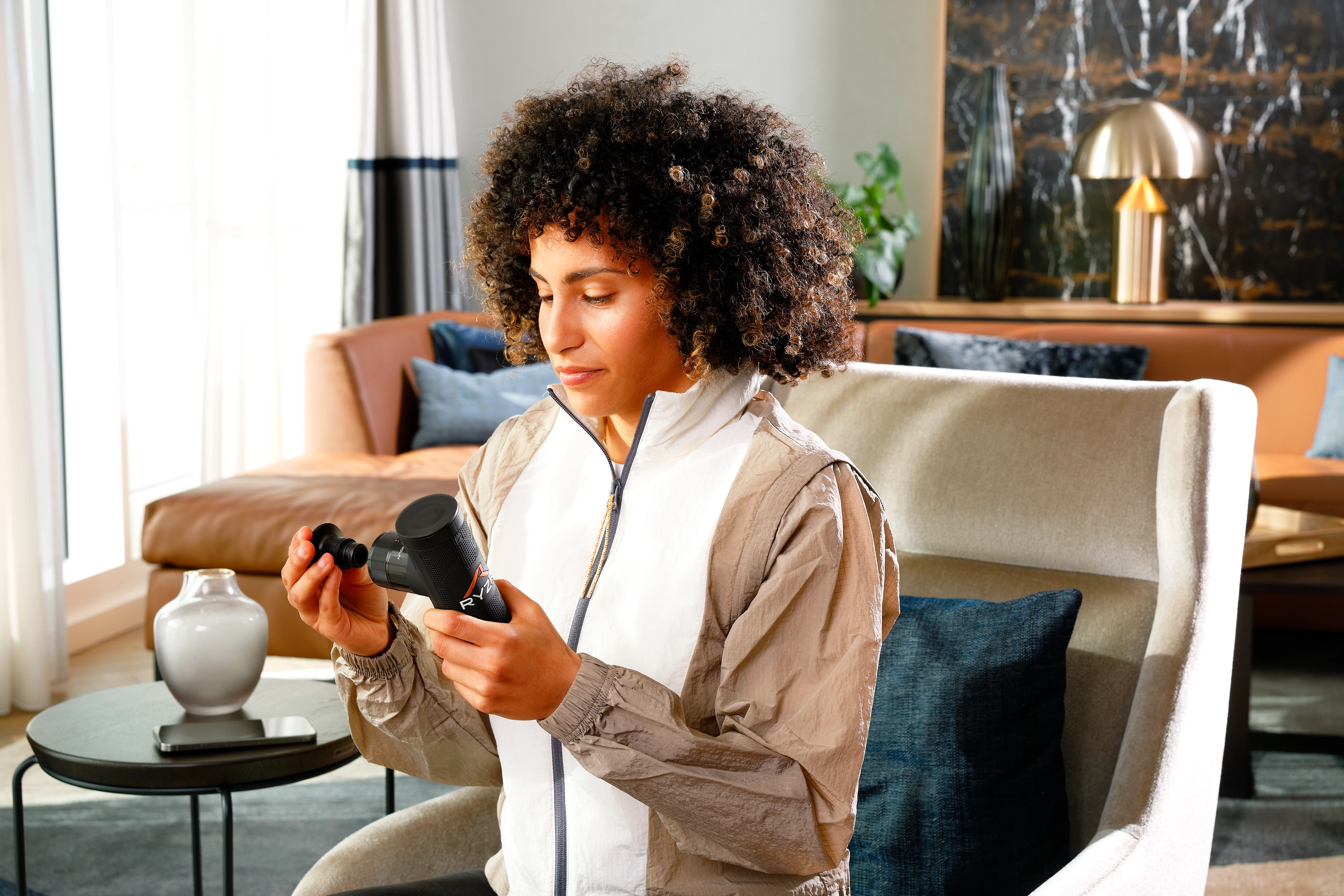 Anwendungsbeispiel Austauch der Aufsätze bei der Massagepistole in der Perkussionstherapie Anwendungsbeispiel Austauch der Aufsätze bei der Massagepistole in der Perkussionstherapie