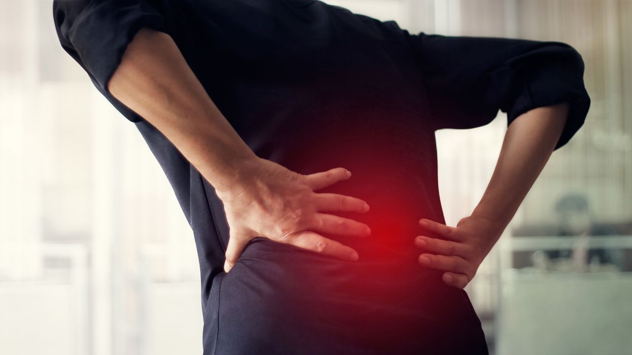 Rückenschmerzen vom Sitzen: Warum Dein Alltag Deinem Rücken schadet