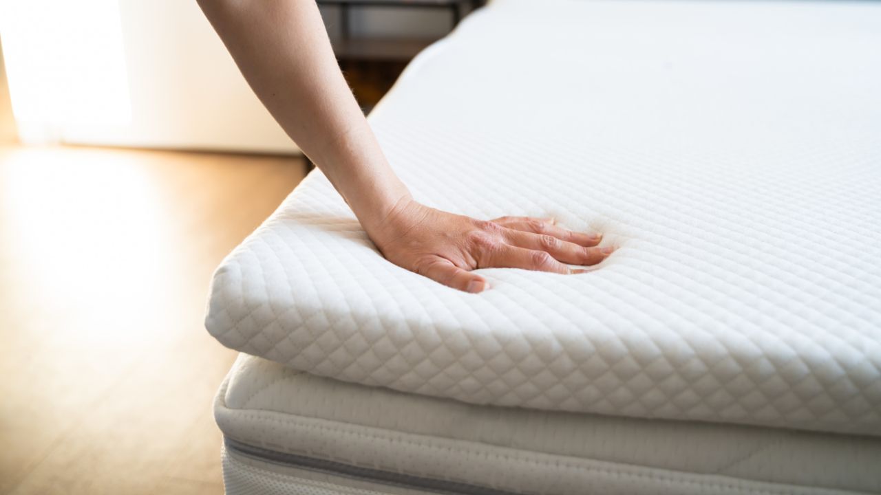 Schluss mit verrutschenden Toppern: 4 Tipps für stabilen Schlaf