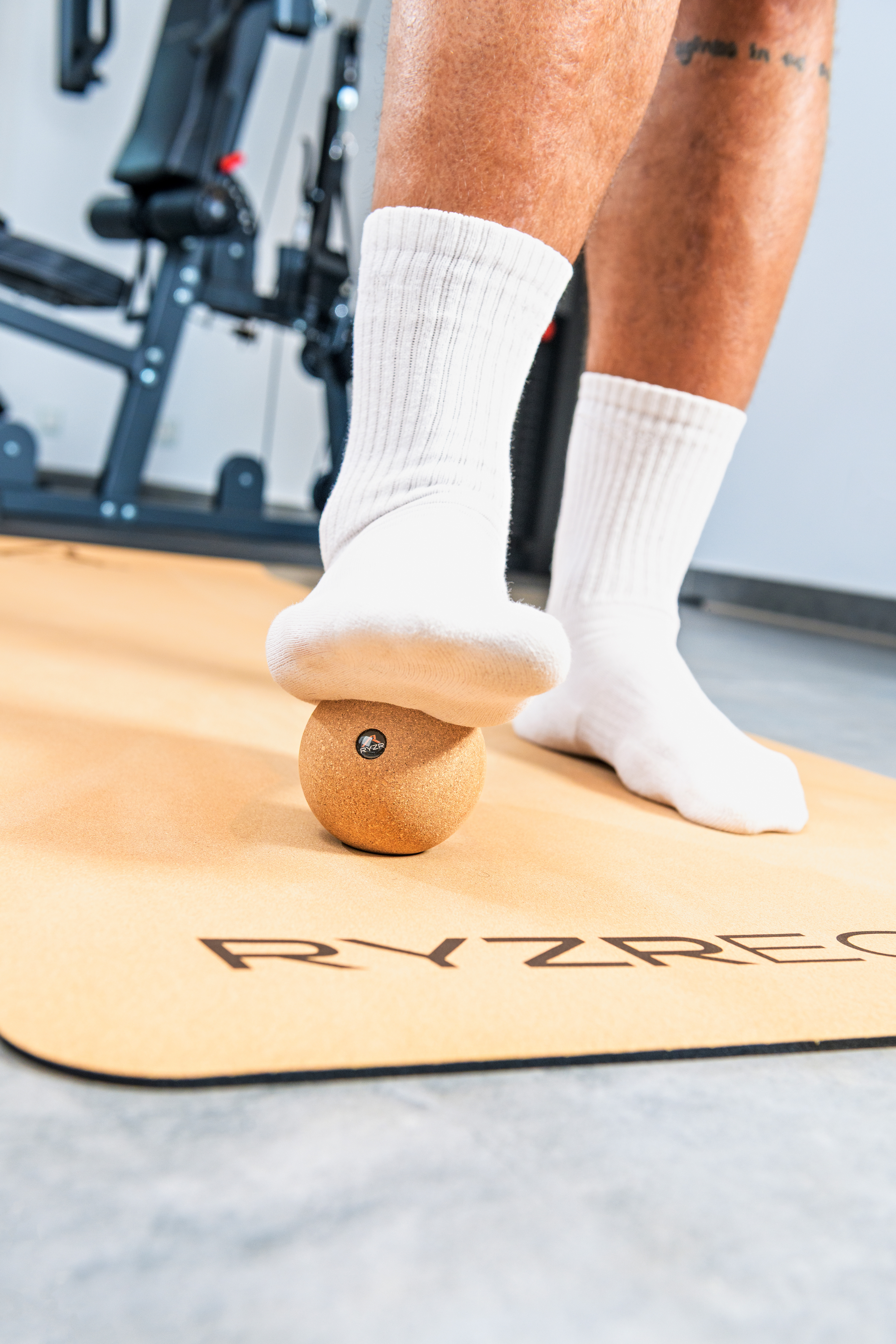 Yoga- bzw. Trainingsmatte mit 5mm gedämpften Untergrund und Anwendungsbeispiel mit Korkball Yoga- bzw. Trainingsmatte mit 5mm gedämpften Untergrund und Anwendungsbeispiel mit Korkball